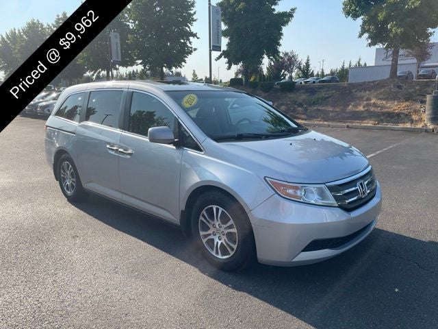 2013 Honda Odyssey — rear three-quarter view